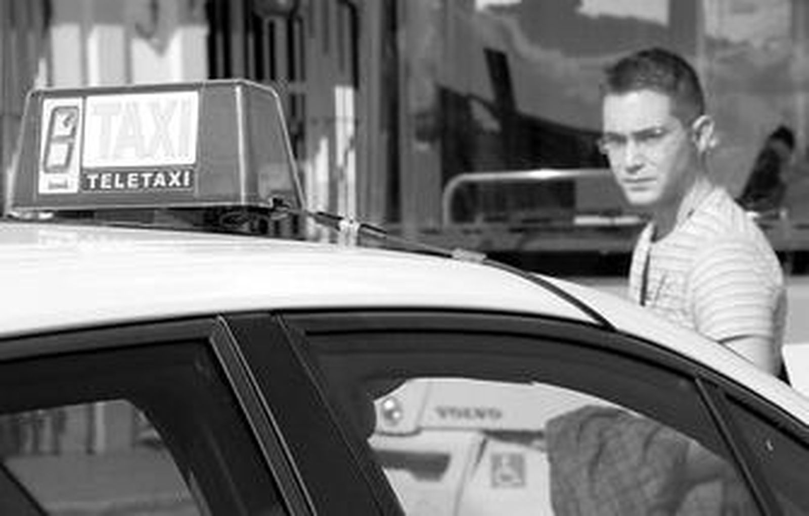 Un joven, ayer junto a la parada de taxis ubicada en la Plaza de Andalucía.