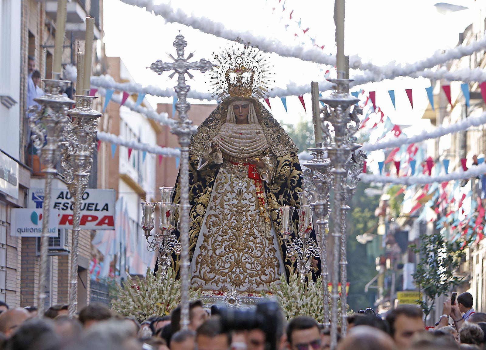 Las calles de Triana se engalanaron para la salida de la Esperanza.