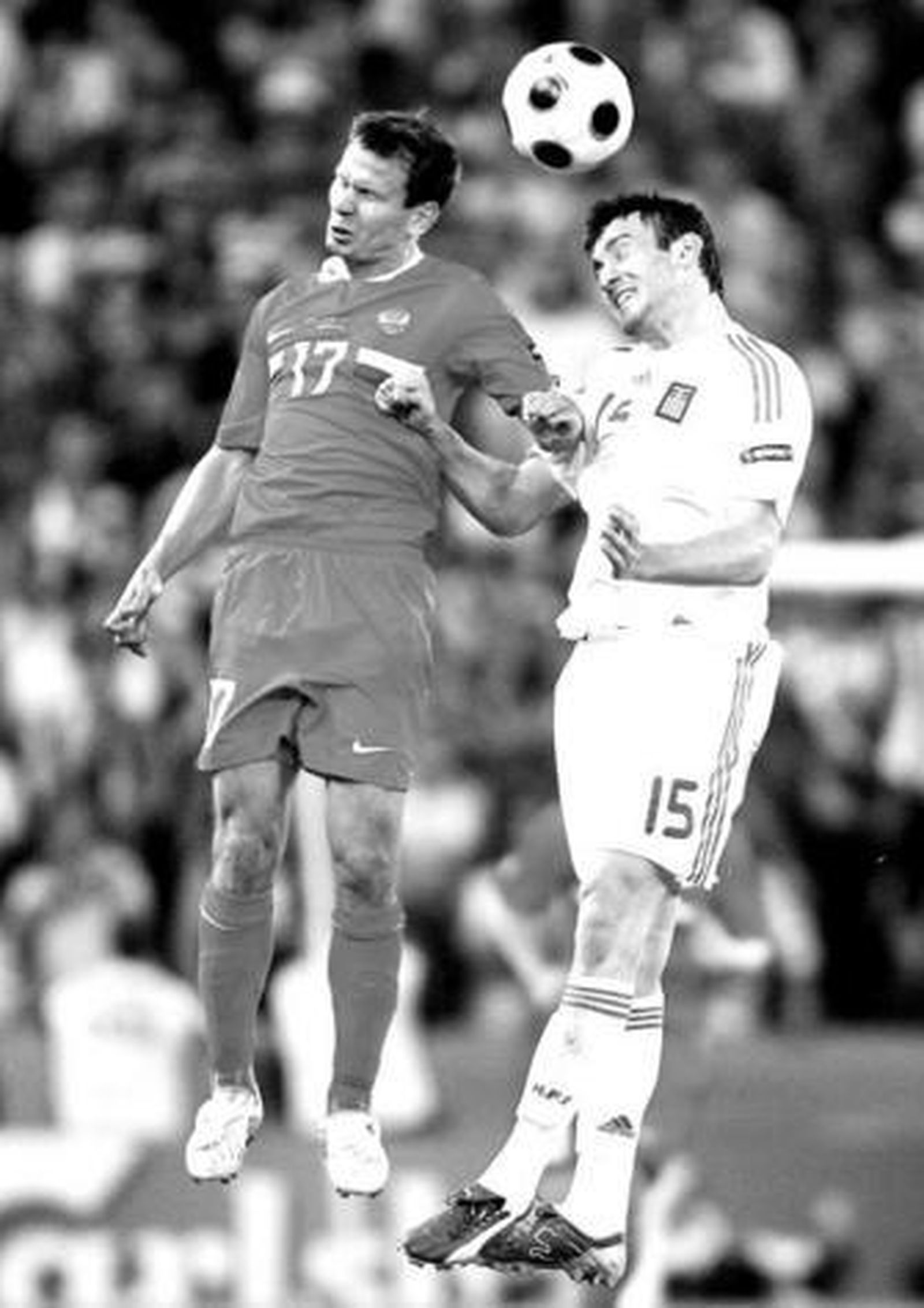 El ruso Zyrianov salta con Torosidis para cabecear.