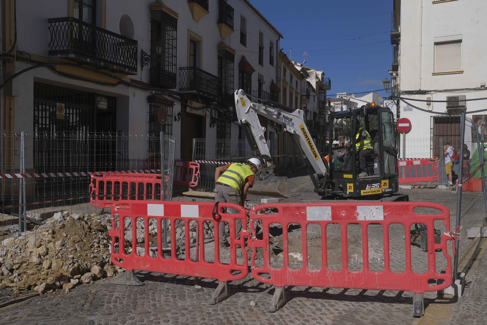Obras en el cruce entre calle Santa Cecilia y Virgen de los Dolores. Obras en el cruce entre calle Santa Cecilia y Virgen de los Dolores.