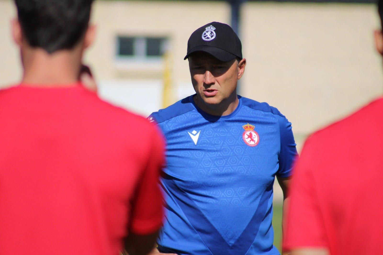 Raúl Llona, técnico de la Cultural Leonesa, durante una sesión de entrenamiento del conjunto leonés, uno de los recién ascendidos.