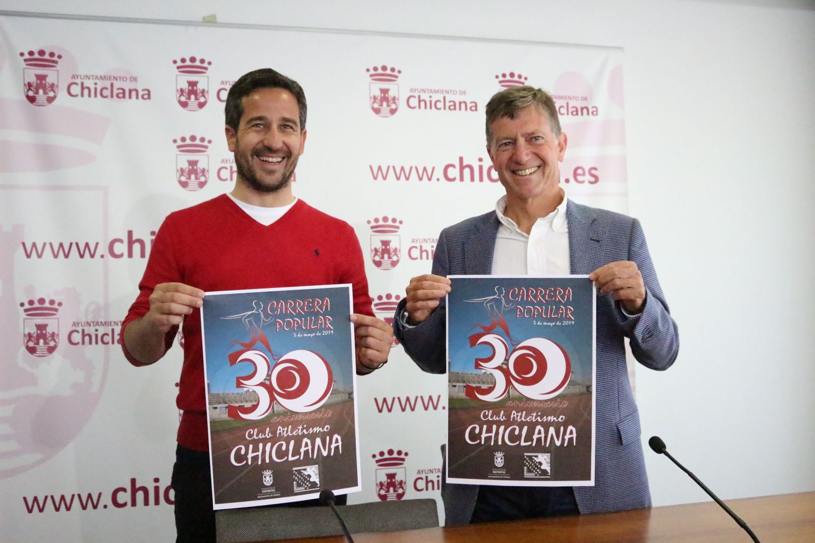 El edil José Manuel Vera con Agustín Leal tras presentar el evento deportivo.