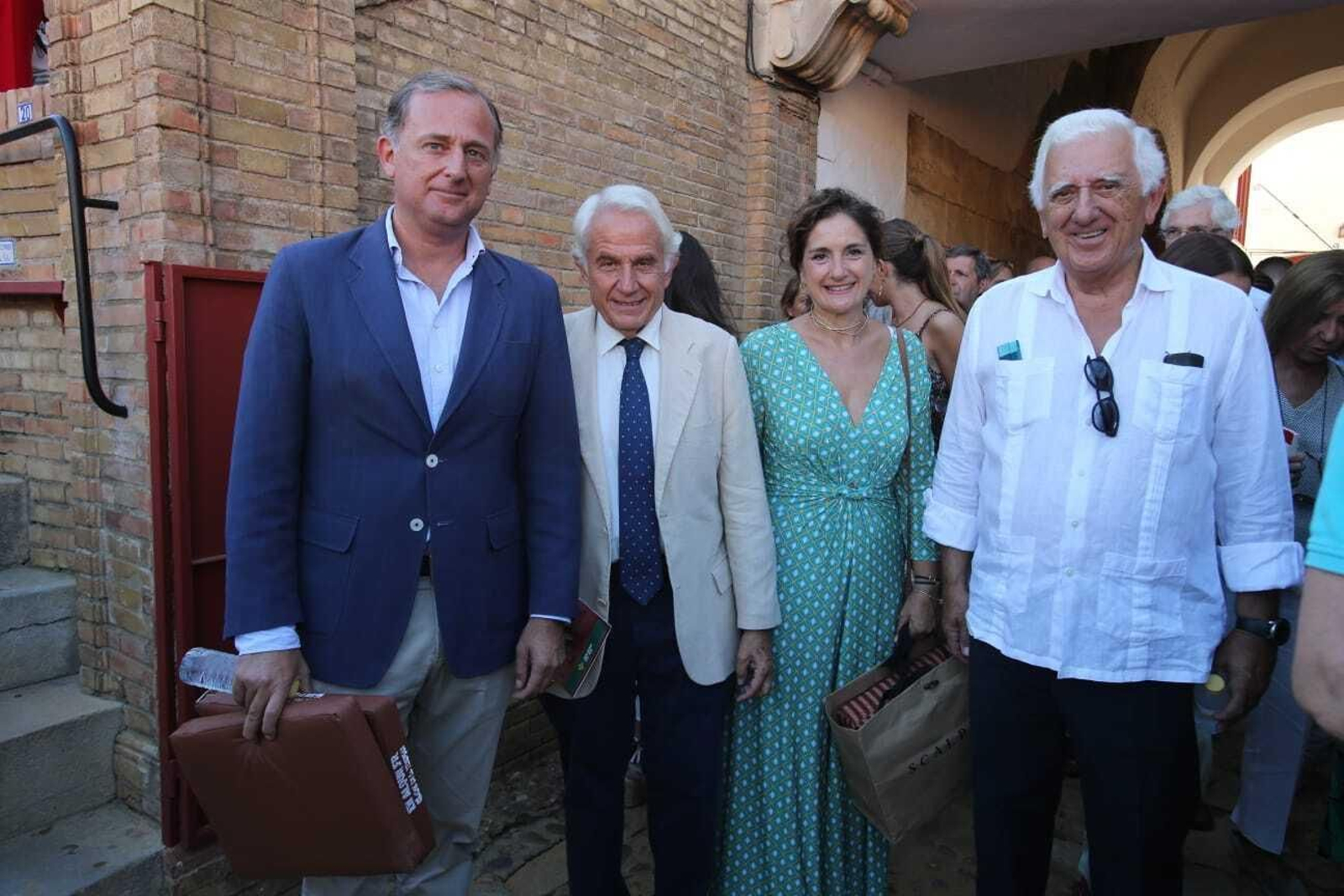 Antonio Pascual y Santiago Herrero con unos amigos