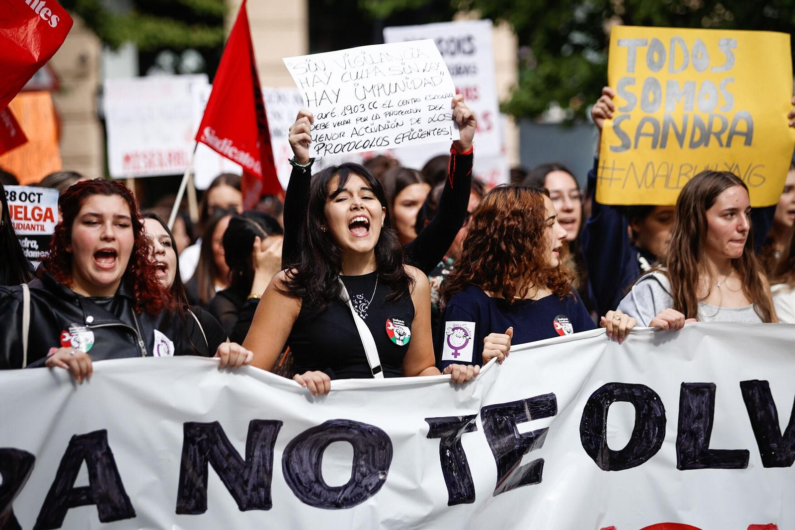 Unas 3.000 personas se manifiestan contra el acoso escolar en Granada: las imágenes