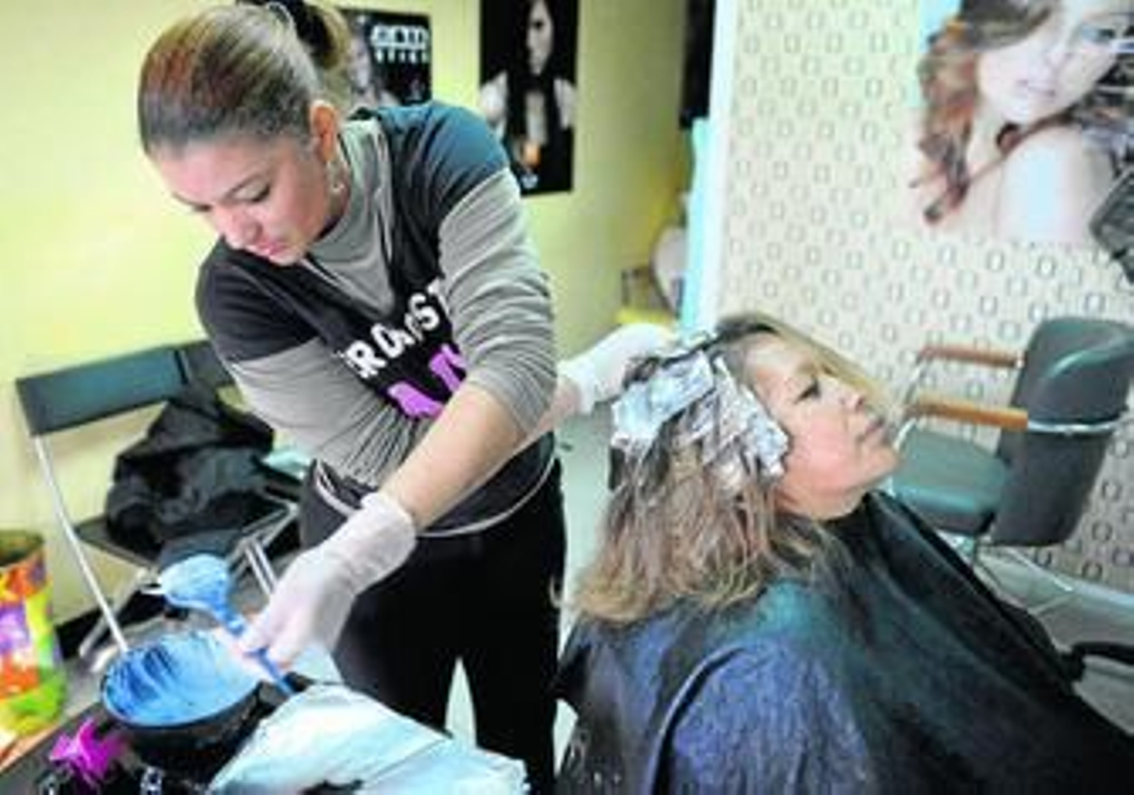Peluquería regentada por una sudamericana en el barrio del Cerezo, dentro del Distrito Macarena.