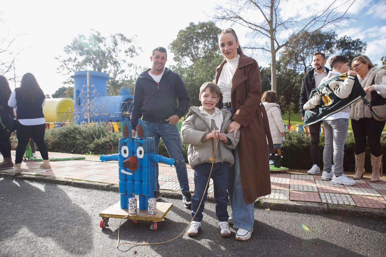 Búscate en las fotos del arrastre de latas 2026 en Los Barrios