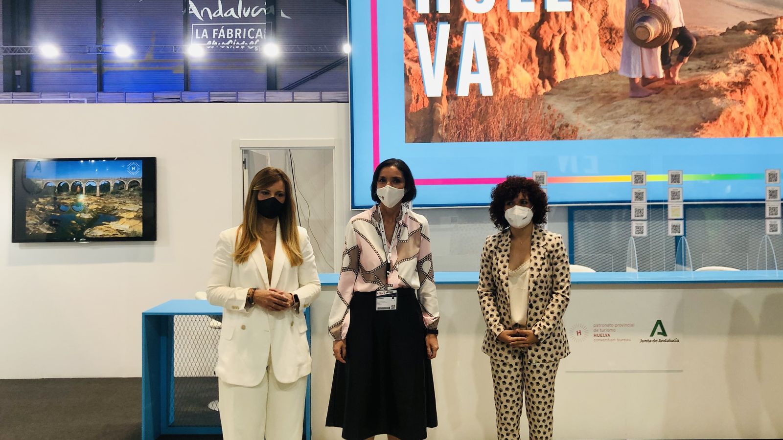 La ministra de Turismo, Reyes Maroto, durante la visita al stand de Huelva.