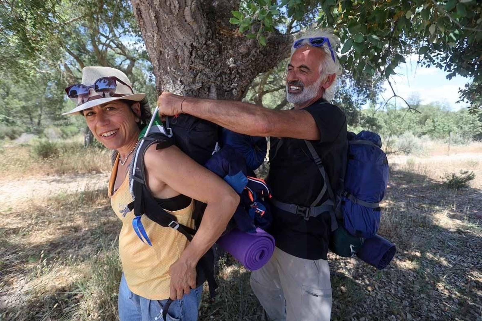 Sara y Andrea preparándose para volver a emprender el camino hacia El Rocío.