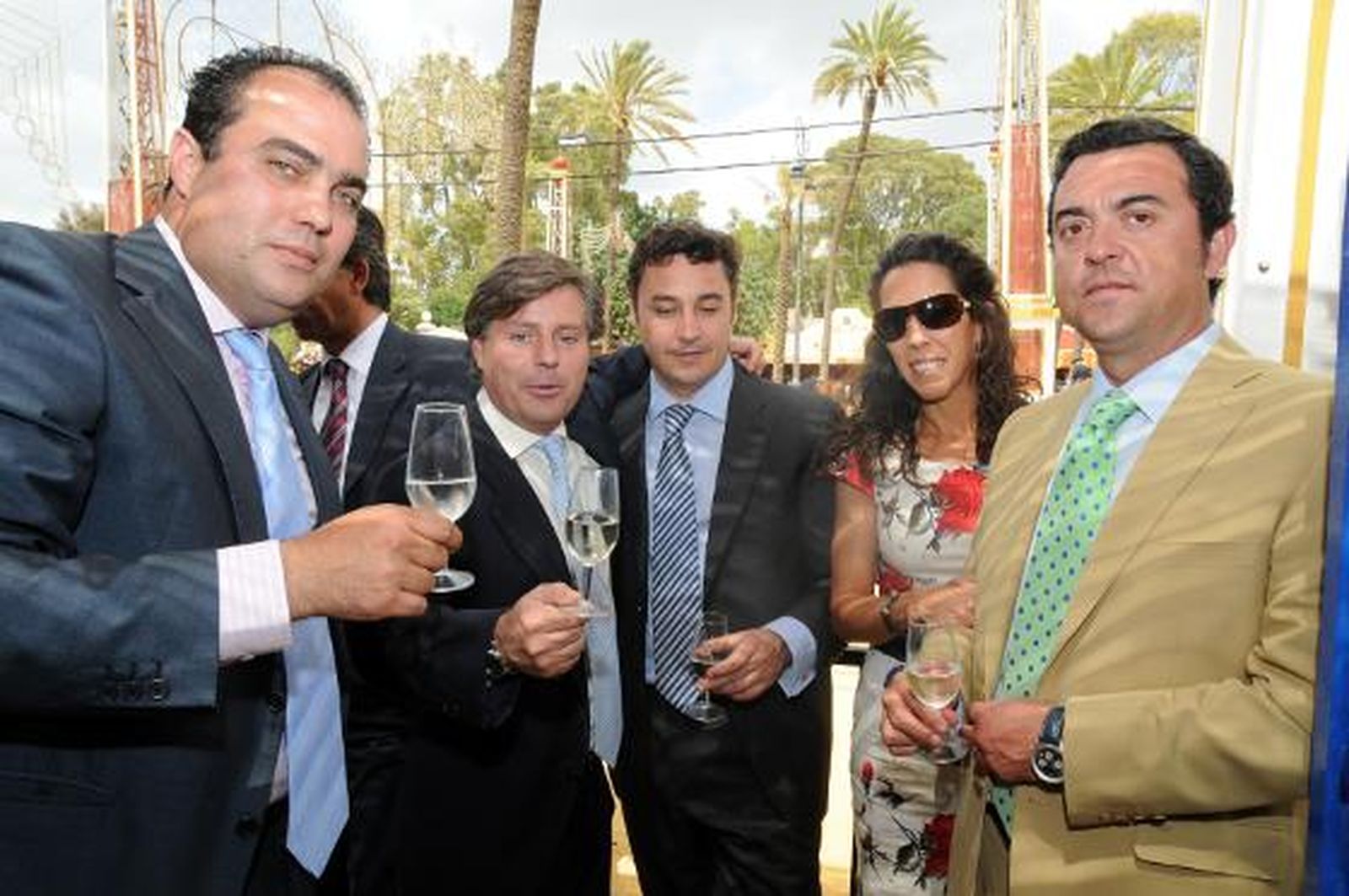El director de Diario de Jerez, David Fernández, junto a los miembros del Grupo Garvey Rafael Romero, Enrique Guitart, Lola Portela y César Ruiz.

Foto: Manuel Mateo