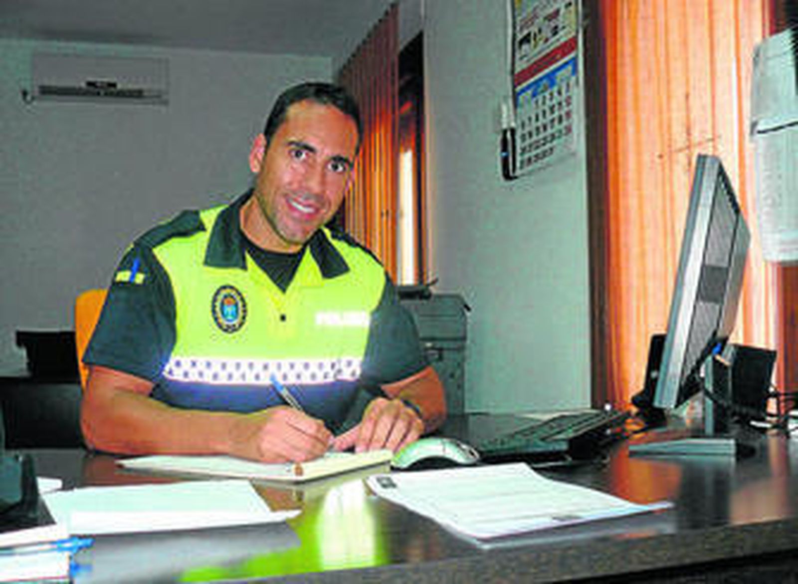 Sabino Cruz, en la oficina de la Policía Local de Rociana del Condado.