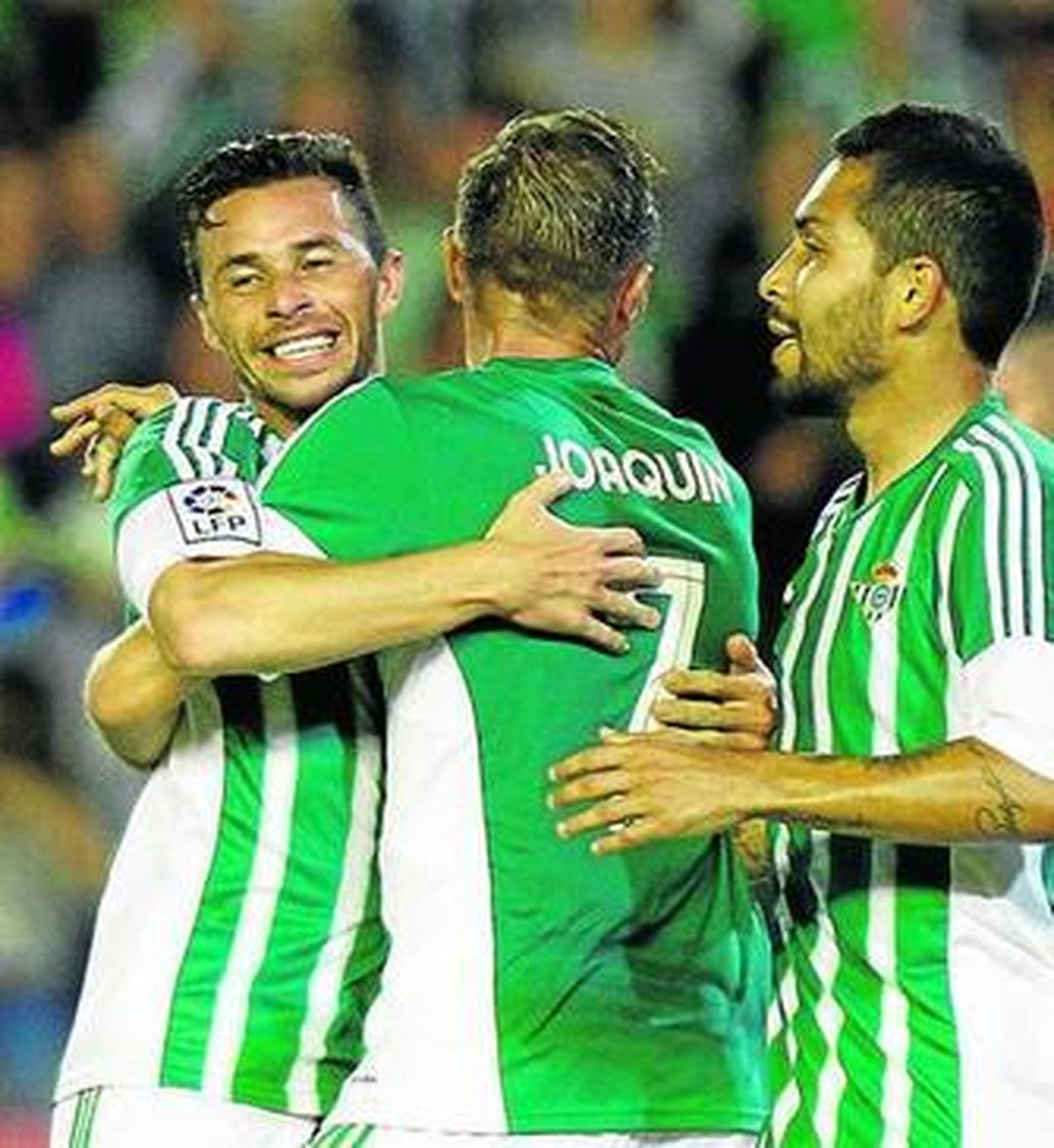 Joaquín abraza a Rubén Castro, autor del gol del Betis.