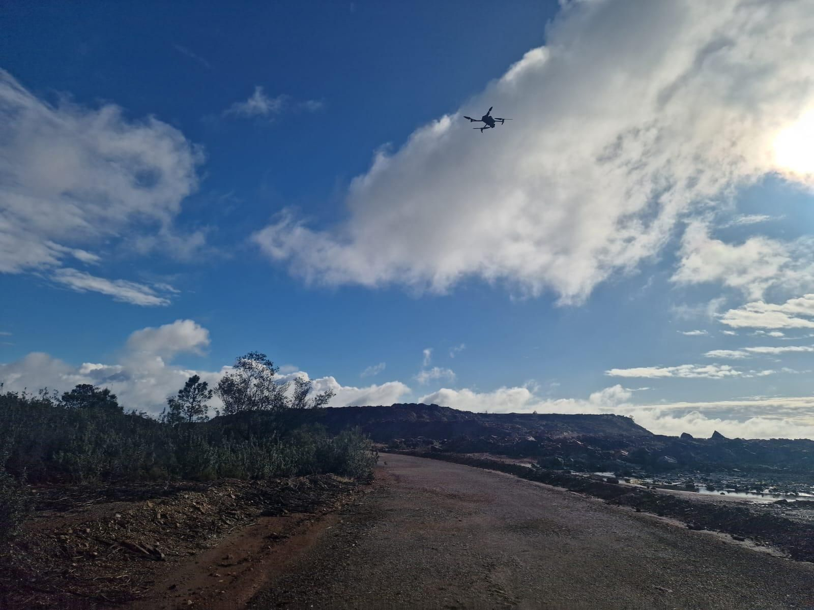 El drone volando sobre las escombreras durante el estudio.