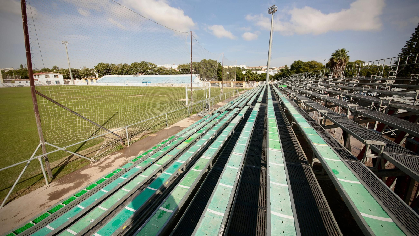Instalada la grada supletoria en el campo Pedro Garrido de Jerez