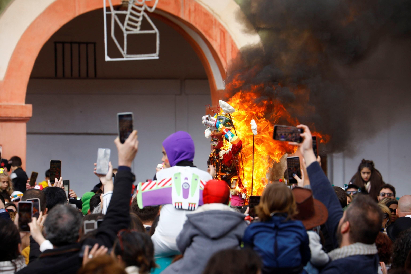 La quema del dios Momo pone punto y final al Carnaval de Córdoba 2023, en fotografías