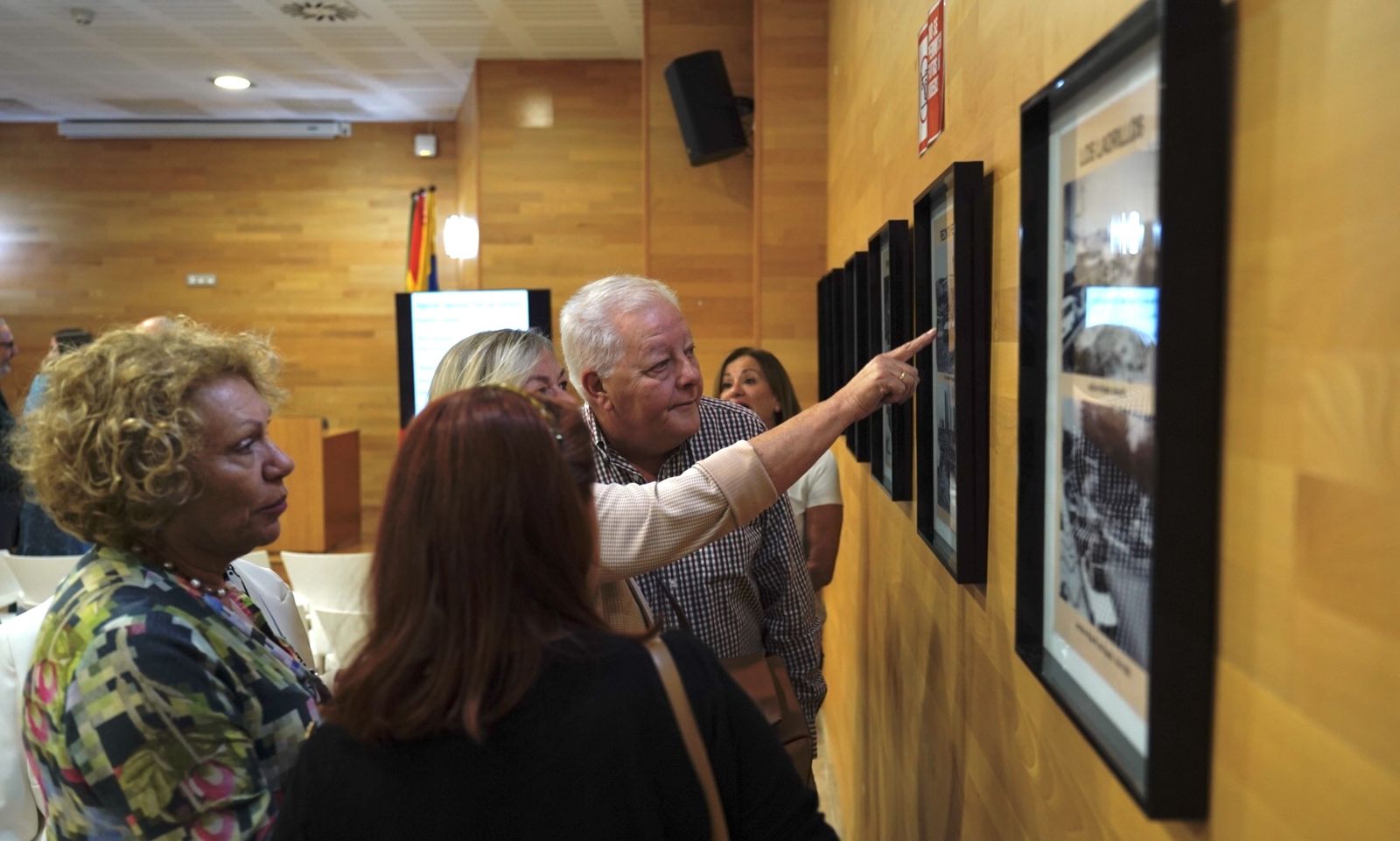 Fotos de la exposición de fotos históricas de Miguel Ángel del Águila sobre la OPE, en la José Luis Cano