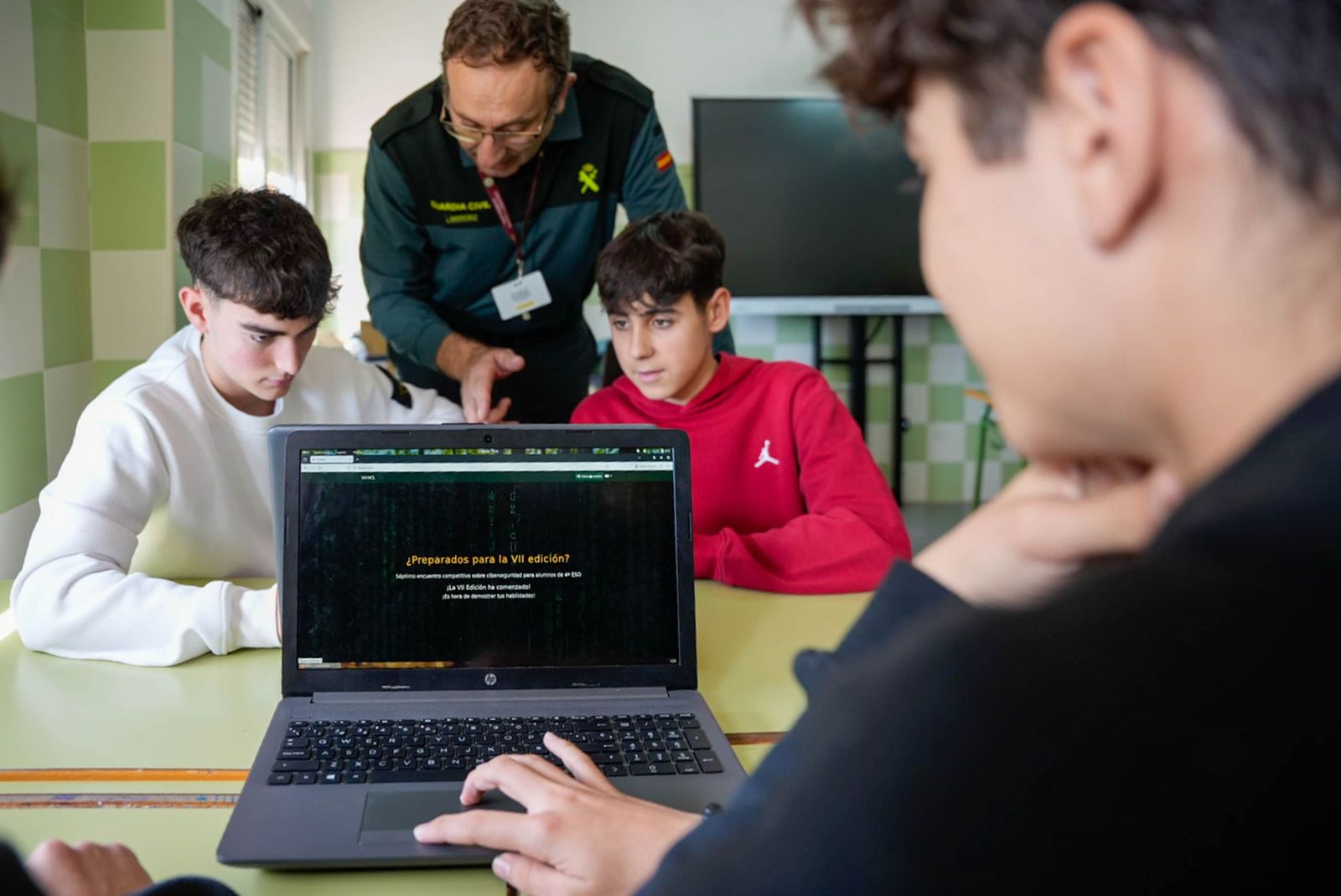 Las imágenes de la Ciberliga de la Guardia Civil en el IES Albaida