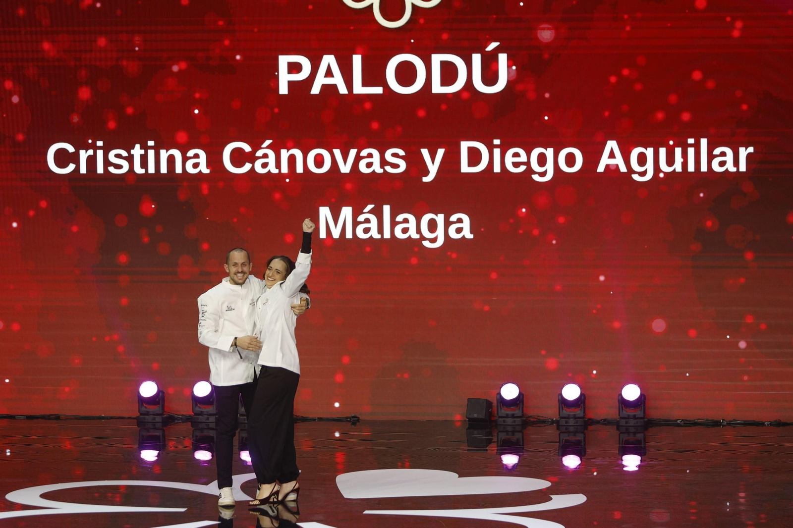 Así recibieron el premio Diego Aguilar y Cristina Cánovas.