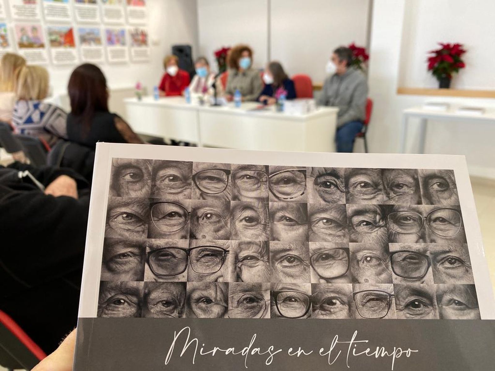 Aspecto de la portada de 'Miradas en el tiempo'