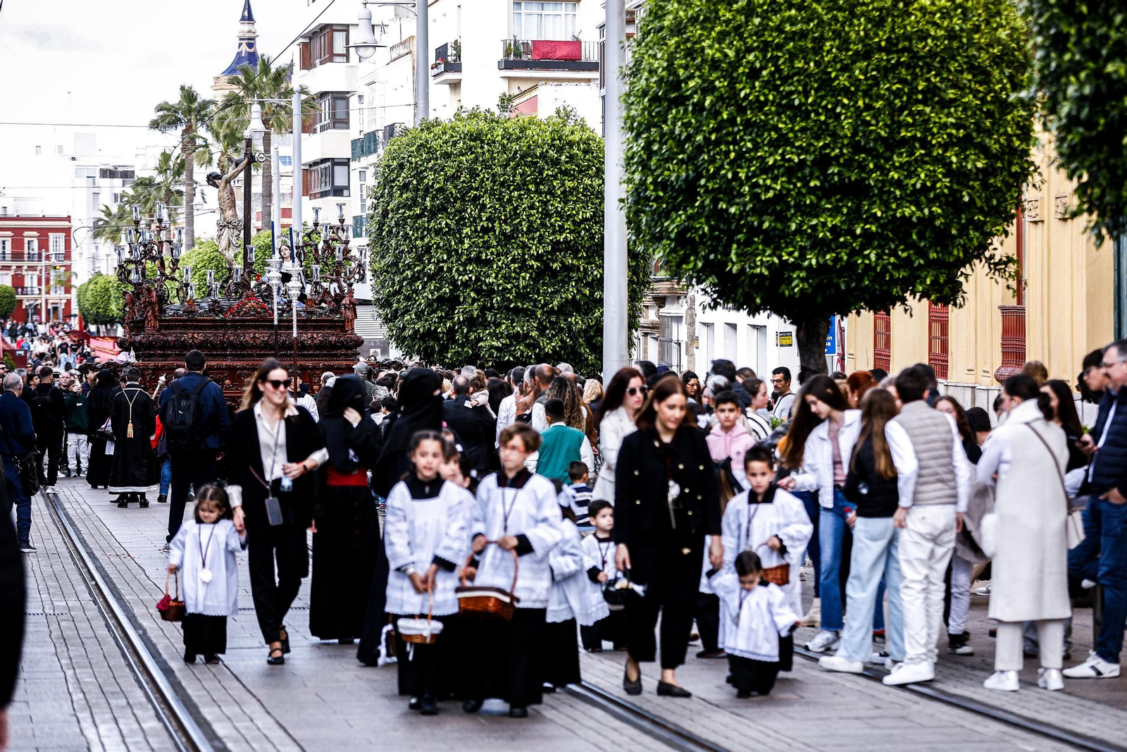 Imágenes de la salida de Desamparados en la Semana Santa de San Fernando 2025