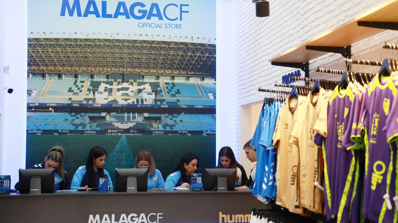 La tienda del Málaga CF en Calle Larios, en fotos