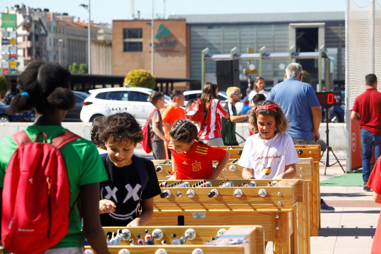 Córdoba se divierte en la 'Fan Zone' previa al partido de España ante Suiza, en imágenes