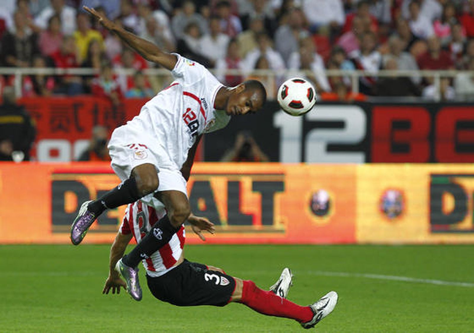 El Sevilla vence 4-3 al Athletic de Bilbao en el Sánchez Pizjuán con dos goles de Luis Fabiano y dos de Kanoute de penalti. / Antonio Pizarro