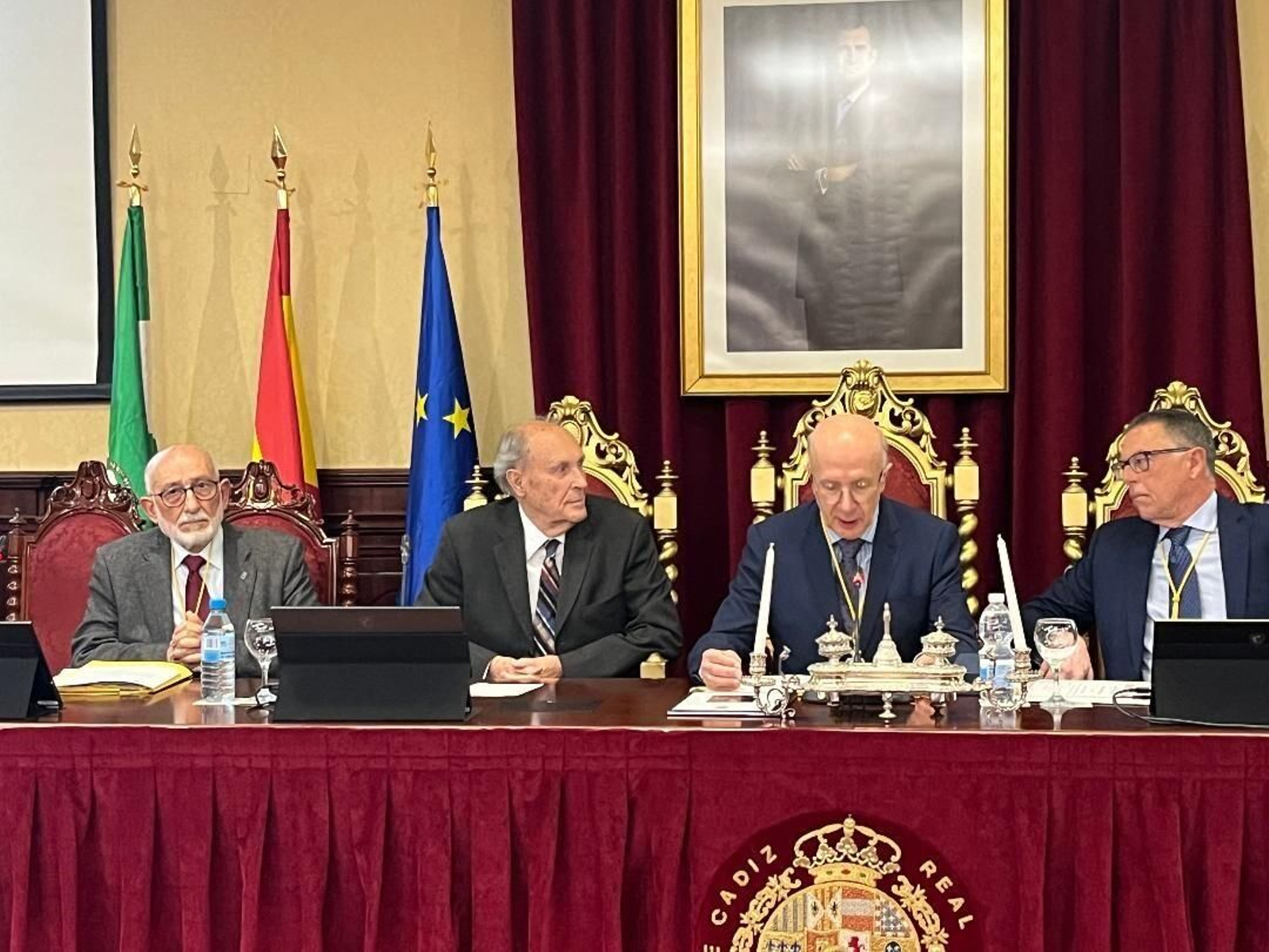 Juan Cabrera, Carlos Pera, José Antonio Girón y Francisco Mateo durante la sesión, en el Salón de Grados de la Facultad de Medicina.