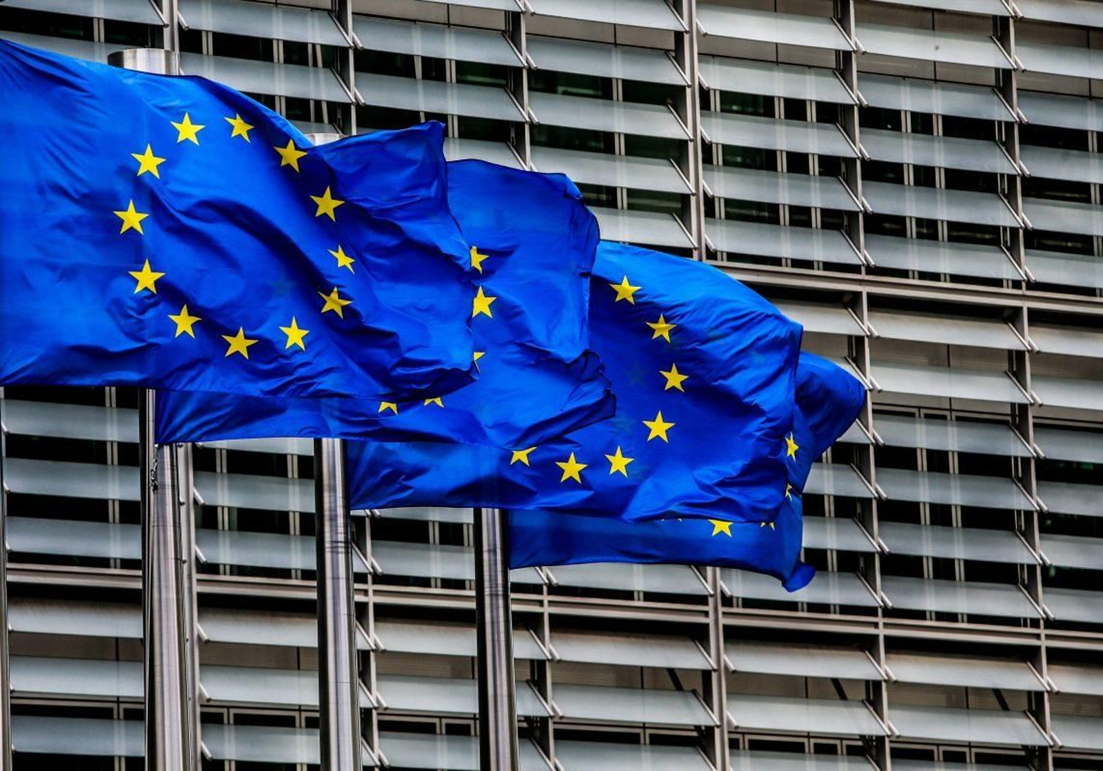Banderas de la UE en la sede de la Comisión Europea en Bruselas.