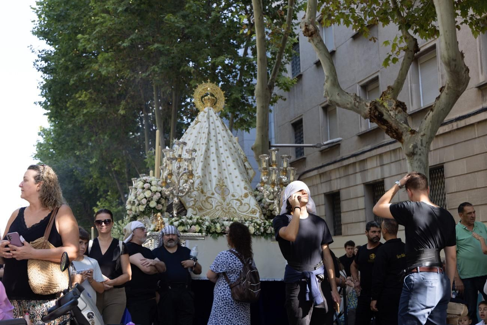 Un Jaén repleto de fieles acompañan los traslados de las veinte imágenes de la Magna (I)