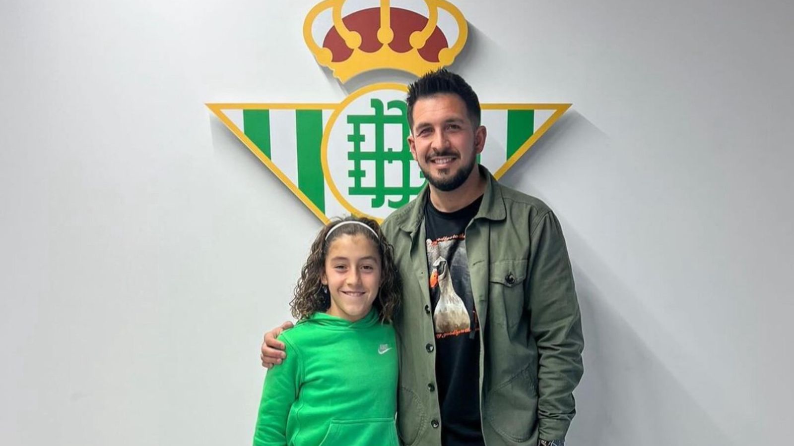 Tiago Polo, junto a su representante tras firmar su renovación