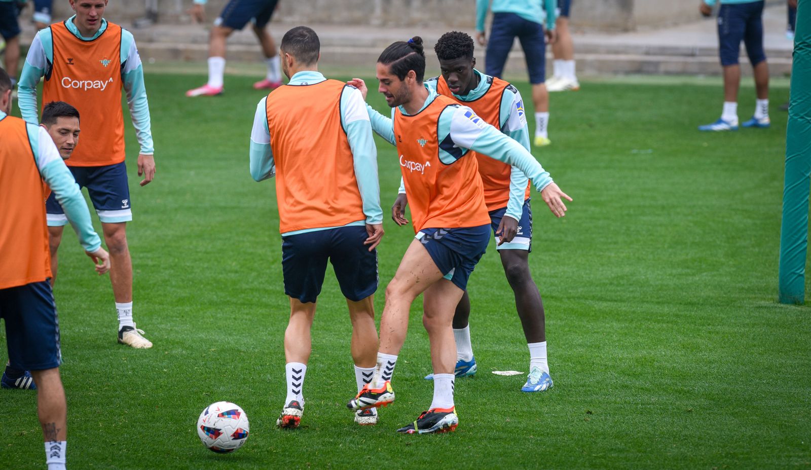 Isco, durante un rondo en el entrenamiento de este pasado viernes.