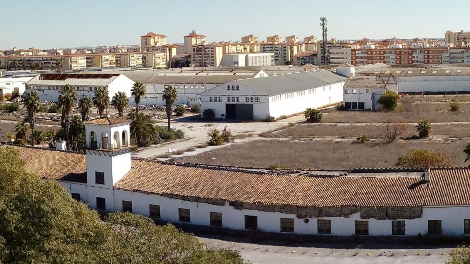 Una vista de la fachada principal de la algodonera y del gran espacio que ocupan sus naves.