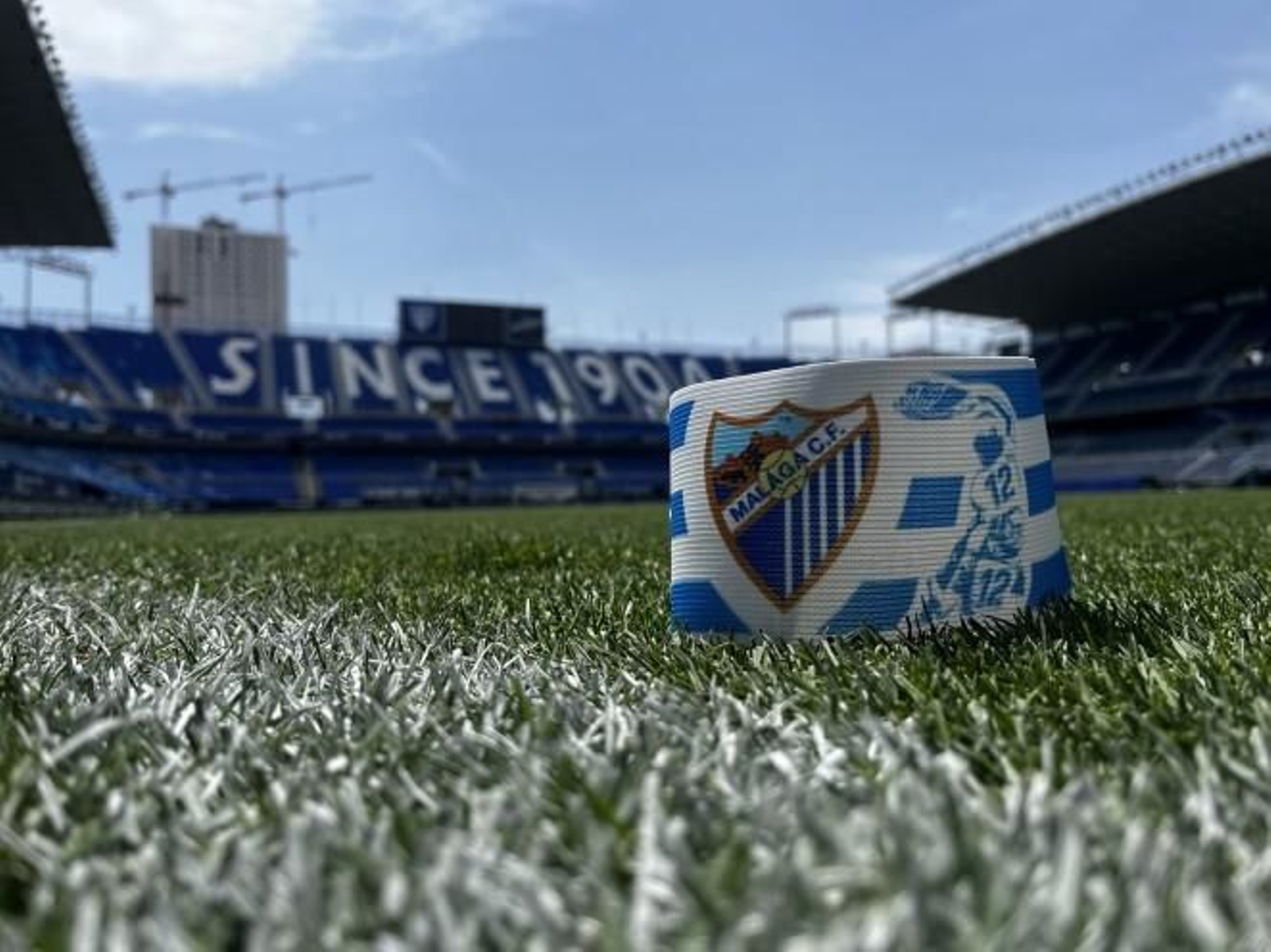 El Málaga cambia su brazalete y se lo dedica a la afición El Málaga cambia su brazalete y se lo dedica a la afición