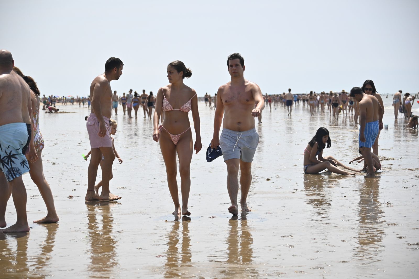 Ambiente en la playas de Huelva este sábado 22 de julio, en imágenes
