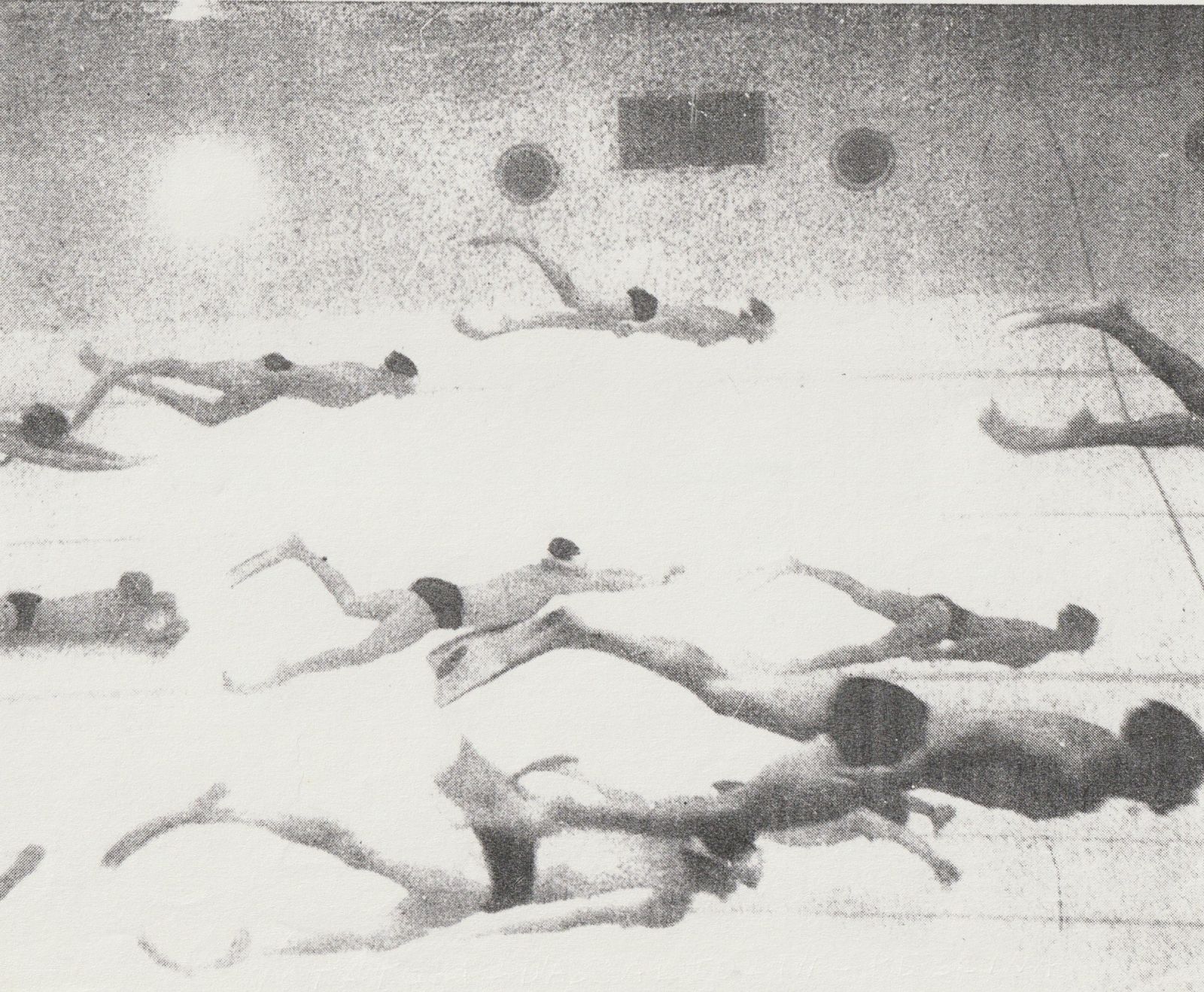 Aspirantes a 'nouotatori d´assalto' realizando prácticas de natación en la piscina de la Academia Naval de Livorno, lugar de entrenamiento de los 'invisibles'.