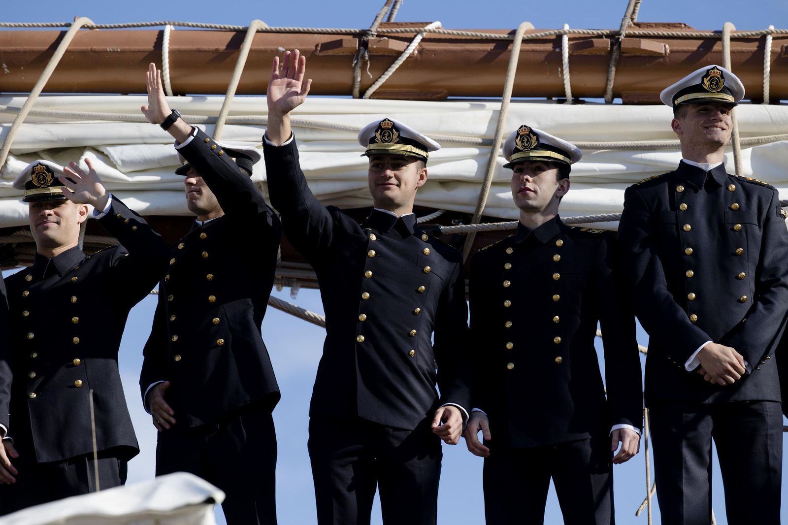 Las imágenes de la salida del buque  "Juan Sebastián de Elcano" del muelle de Cádiz.