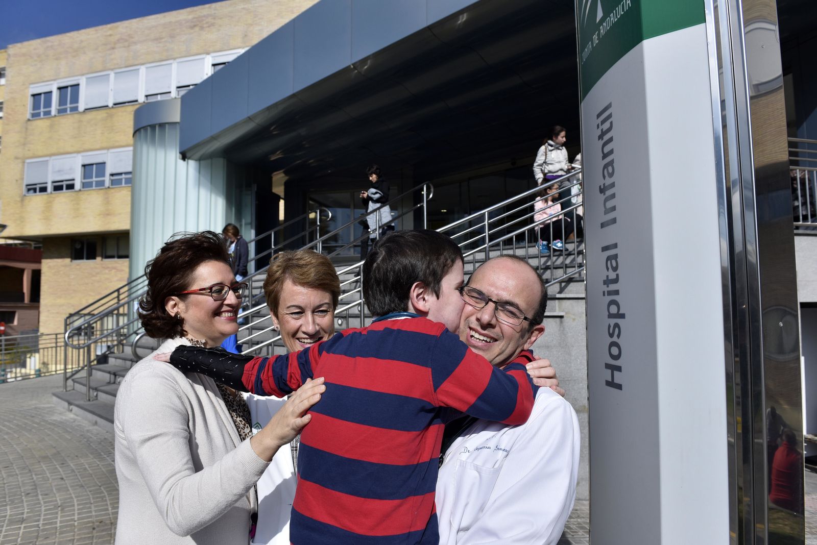 Elena Bernal con su hijo Samuel, en un abrazo con los pediatras Macarena Anchoriz y Felix Coserria.
