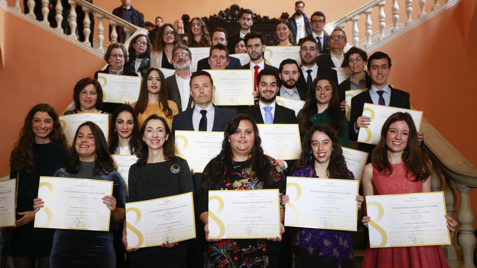 Los premiados posan con su diploma en la escalera del Ayuntamiento.