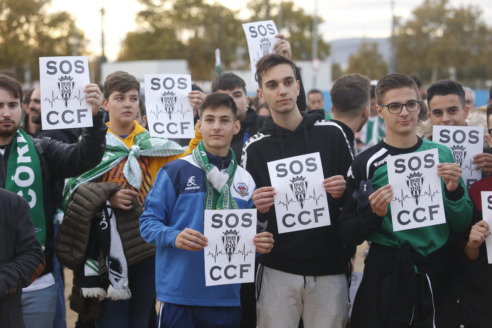 La afición del Córdoba recibe a sus jugadores y clama contra Jesús León