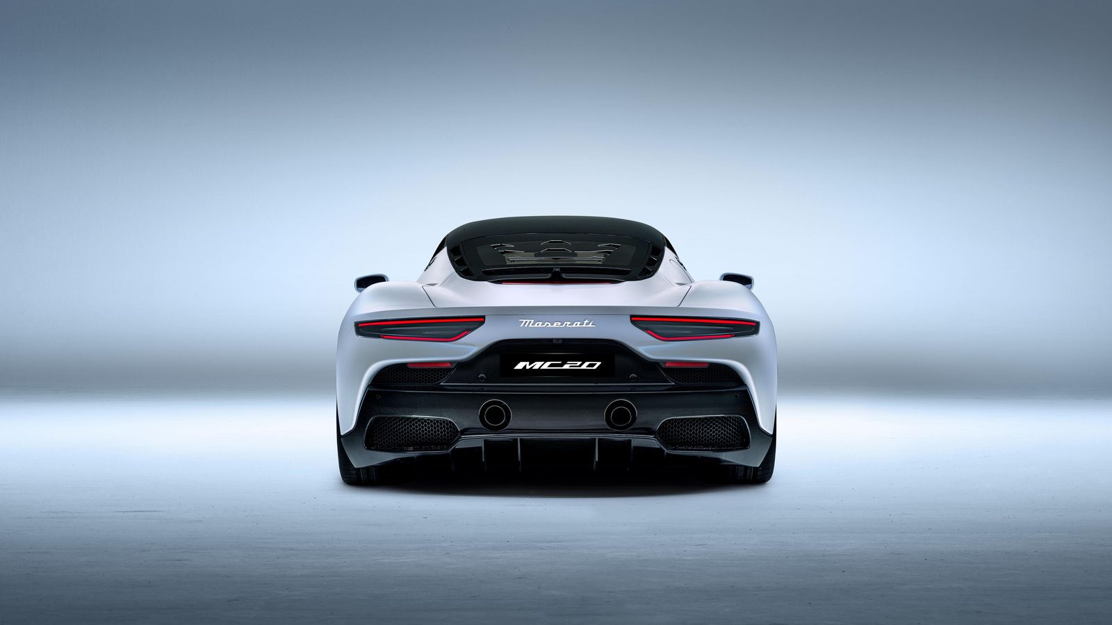 En ambas suspensiones se emplean geometría de doble horquilla. Los frenos los pone Brembo, con discos cerámicos y los neumáticos Potenza Sport han sido diseñados específicamente por Bridgestone para este coche.