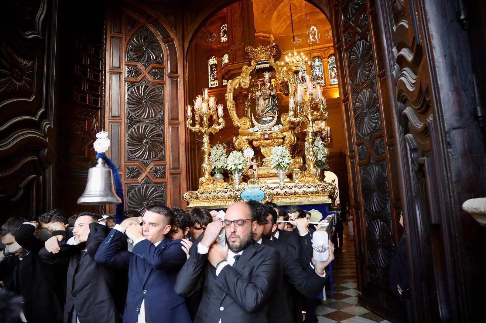 La procesión de la Virgen de la Victoria de Málaga, en imágenes