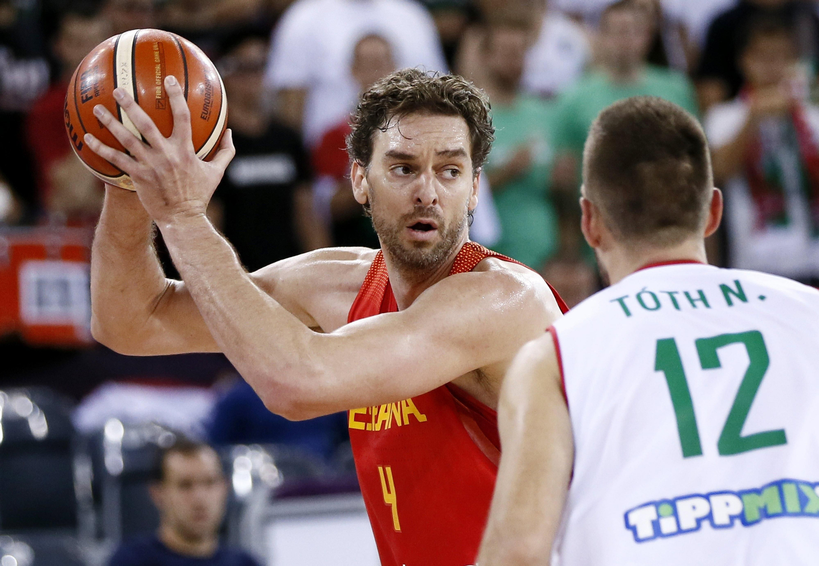 Pau Gasol, con la pelota controlada, ante el ala-pívot húngaro Norbert Toth.