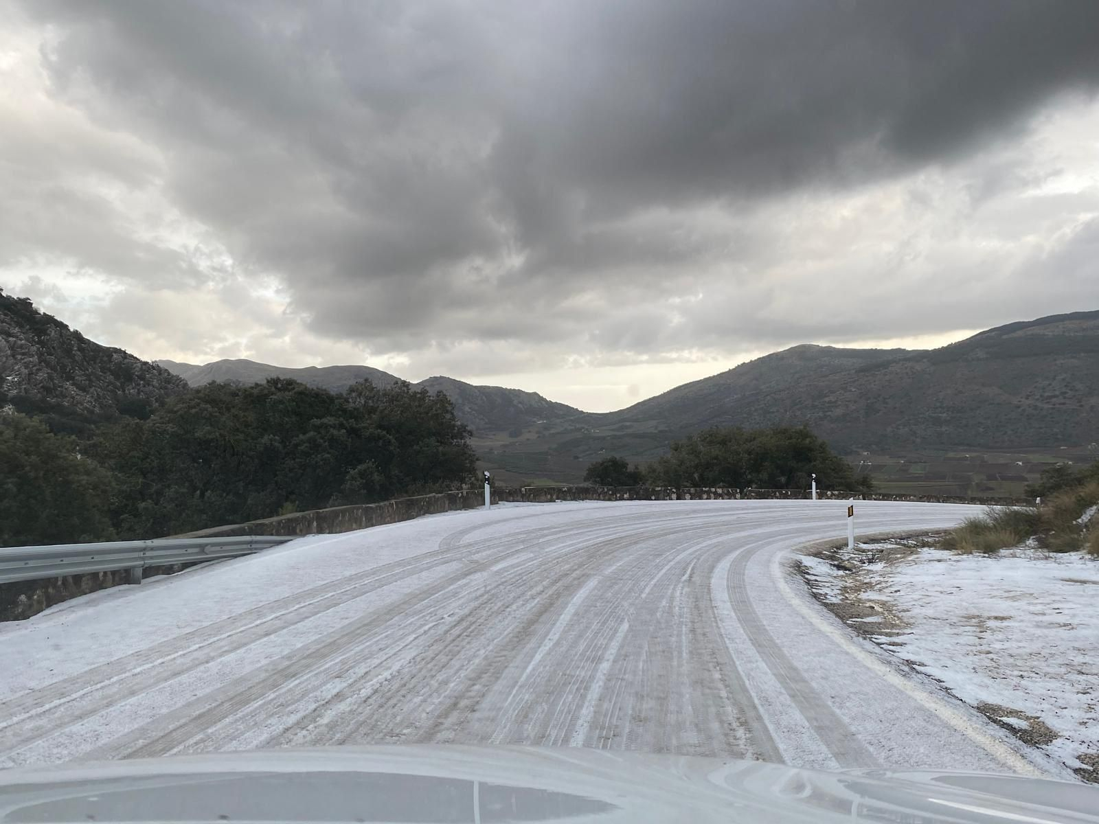 Imagen de una carretera de Alfarnate nevada