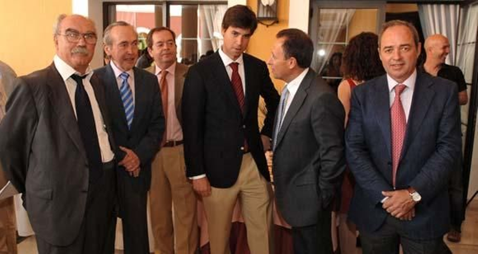 Juan A. Millán, alcalde de Cartaya Jesús Muro y Borja Oliveri, del Registro de la Propiedad de Chiclana; el notario José Manuel Páez, José María Román, y José Ferradans, del Grupo Joly. 

Foto: Paco Periñán