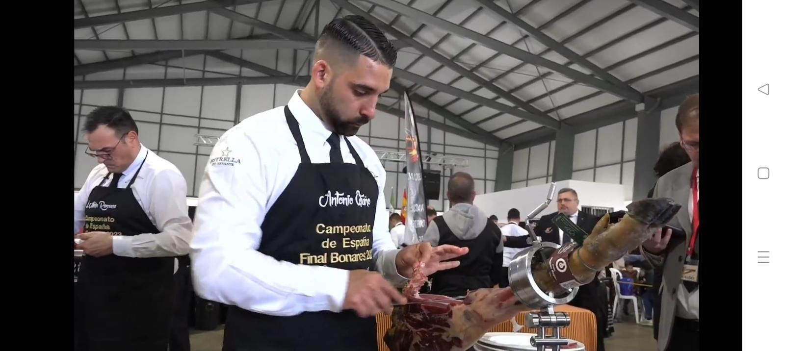 Antonio Ortuño, cortando jamón en la final del Campeonato de España.