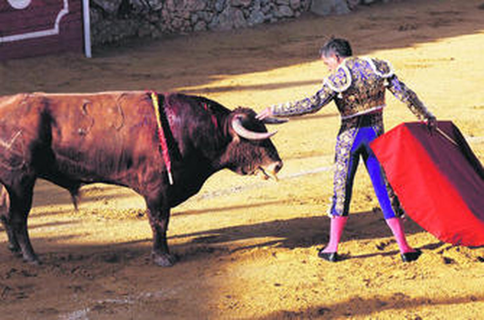 Ruiz Miguel se arrimó al  cuarto toro con mucha firmeza y las zapatillas enterradas en la arena.