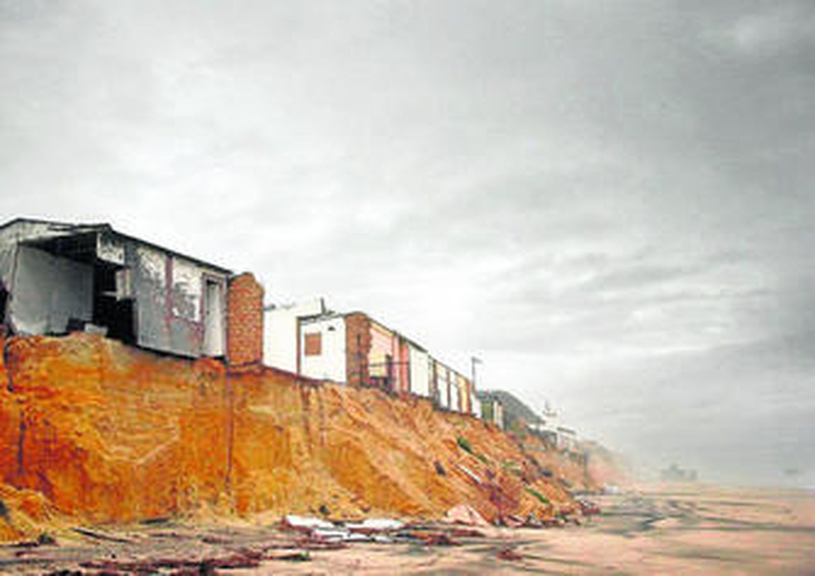 El dragado aumentaría los daños en la ya de por sí deteriorada playa de Matalascañas, en la imagen las casas de pescadores.