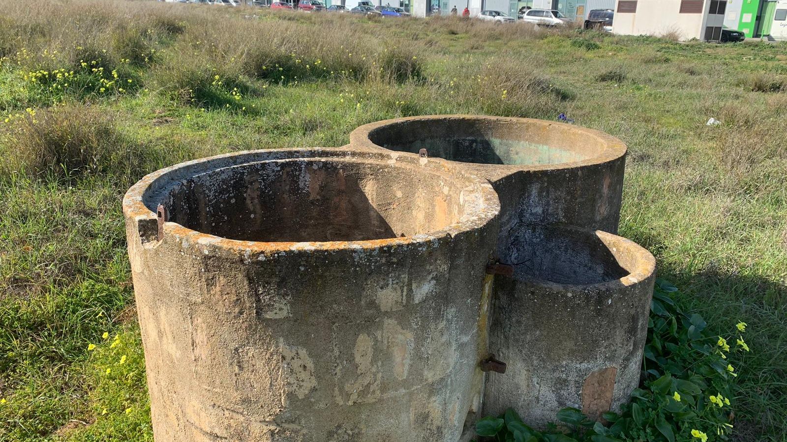 Arquetas sin tapar, cerca del Cementerio.