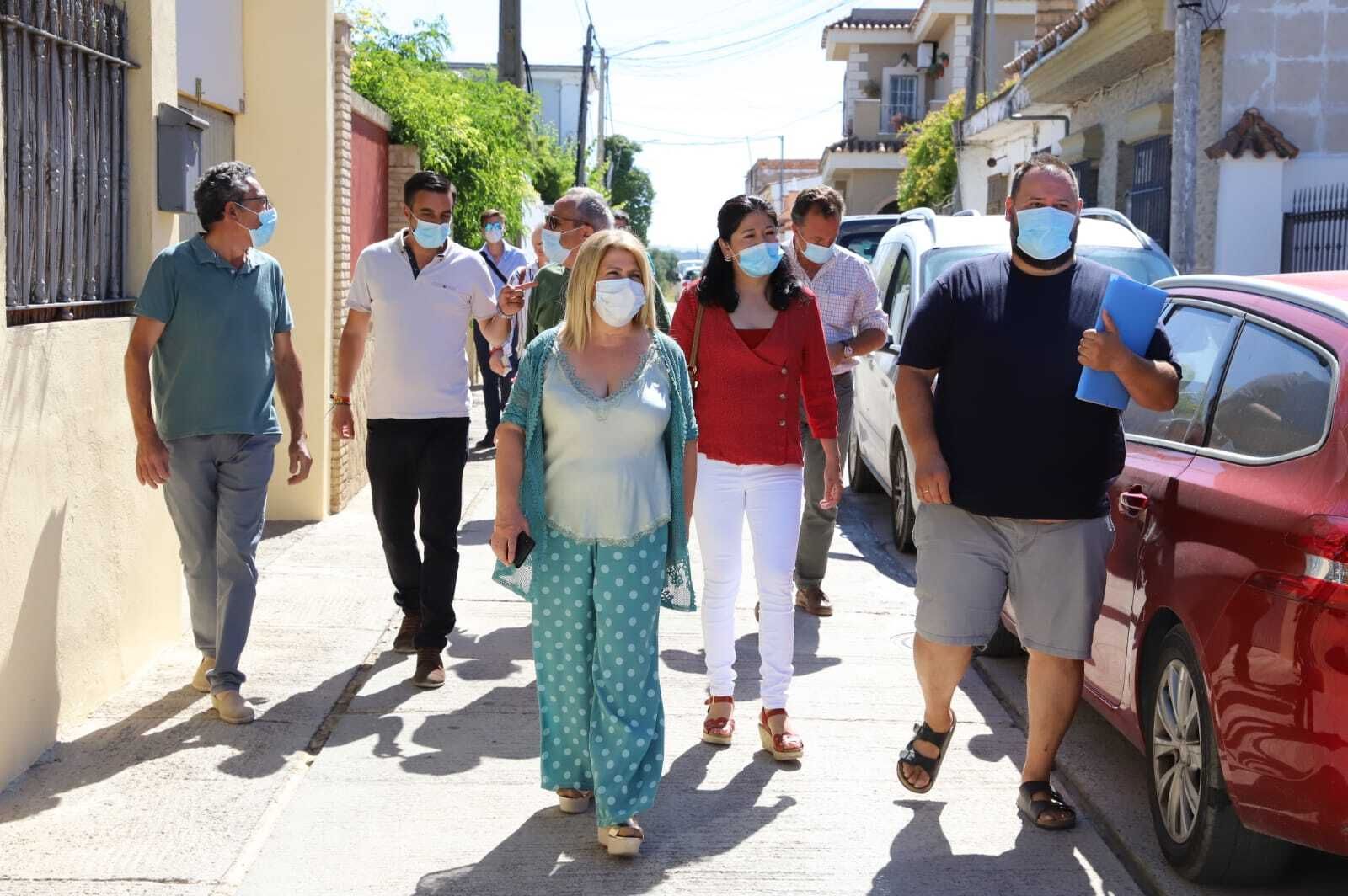La alcaldesa y los ediles José Antonio Díaz y Ana Hérica Ramos, junto a vecinos de la barriada durante la visita