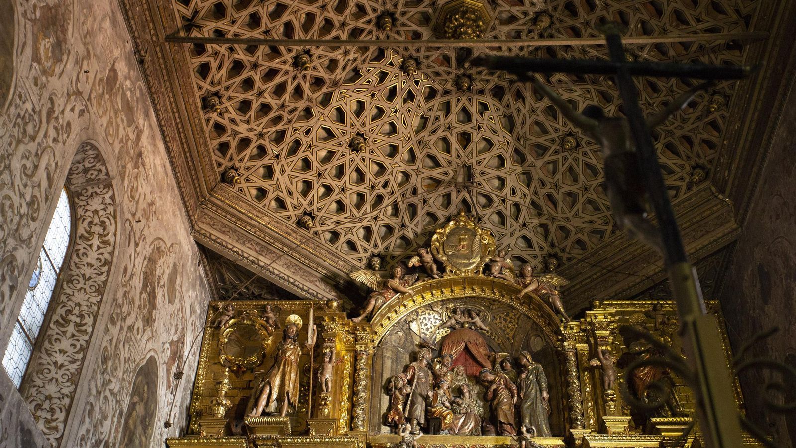 El ático del altar mayor y el magnífico artesonado.